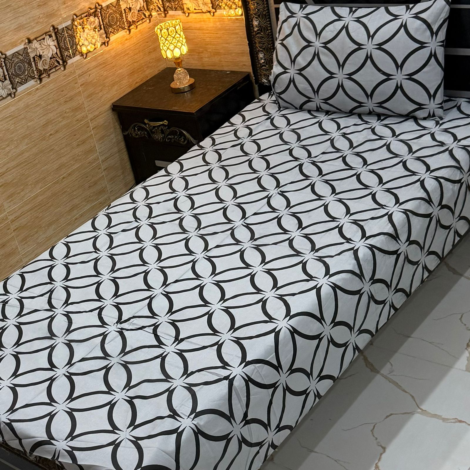 White & Black Geometric Single Bedsheet Set – Vilora Fashion